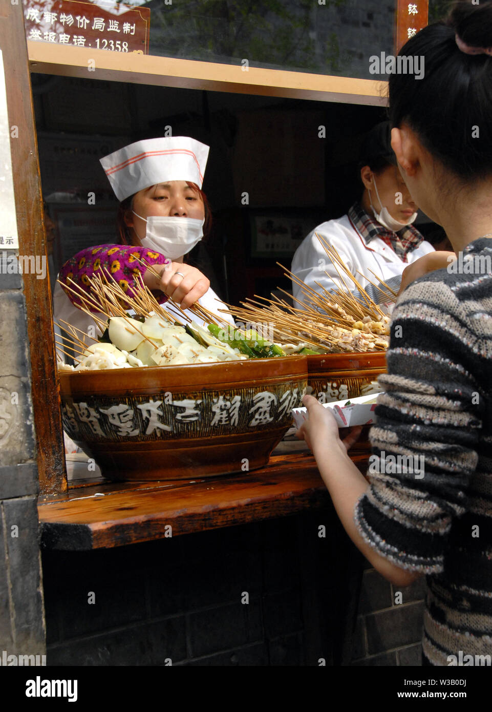 Sichuan locale sul cibo Jinli Street, Chengdu. Strano, bizzarro e bizzarro cibo. Pressione di stallo di Strada, cibo cinese, street food, Jinli Street, Sichuan, in Cina. Foto Stock