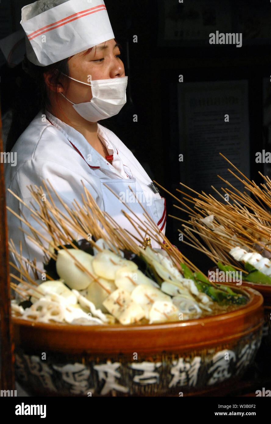 Sichuan locale sul cibo Jinli Street, Chengdu. Strano, bizzarro e bizzarro cibo. Pressione di stallo di Strada, cibo cinese, street food, Jinli Street, Sichuan, in Cina. Foto Stock