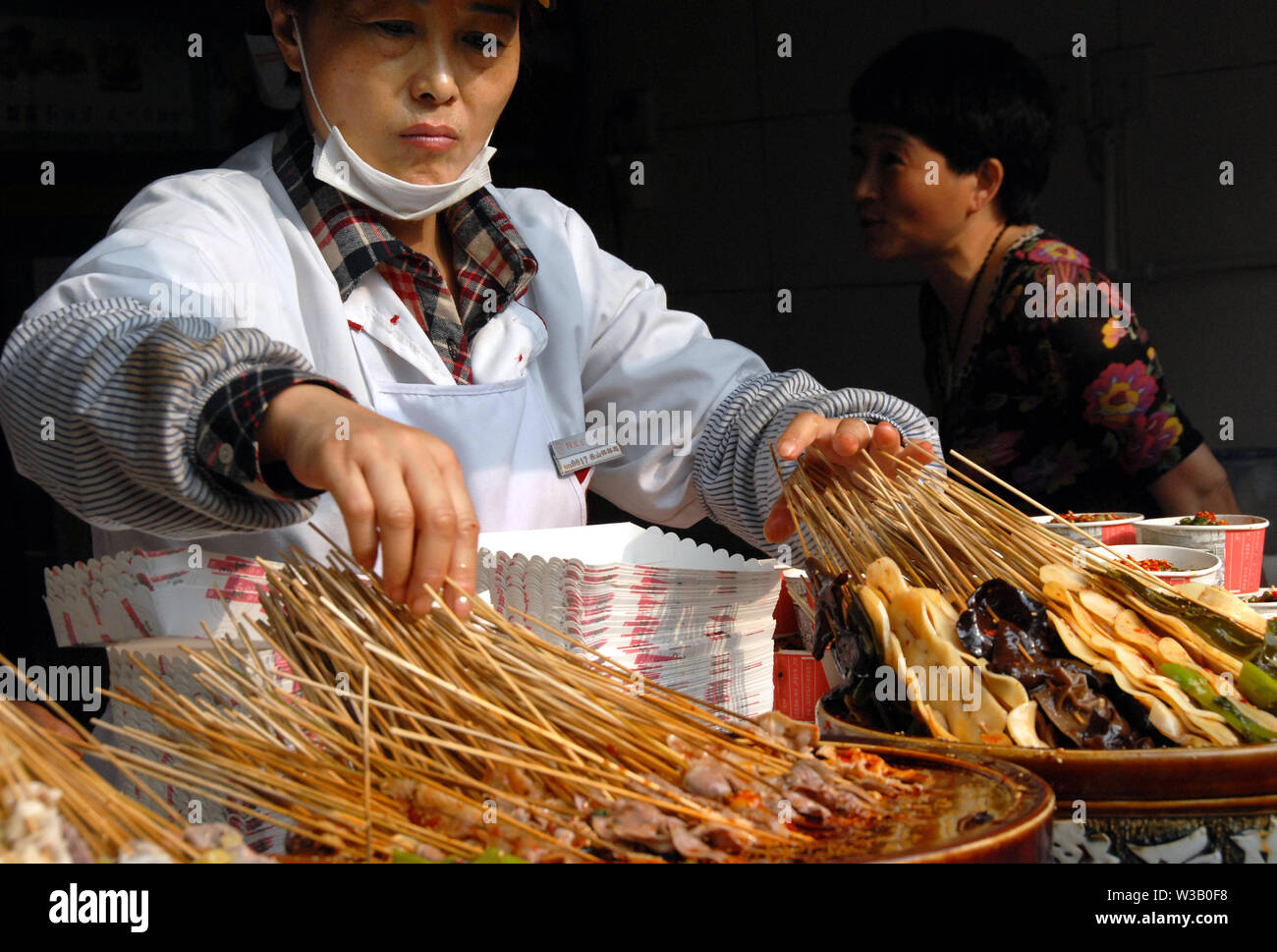 Sichuan locale sul cibo Jinli Street, Chengdu. Strano, bizzarro e bizzarro cibo. Pressione di stallo di Strada, cibo cinese, street food, Jinli Street, Sichuan, in Cina. Foto Stock