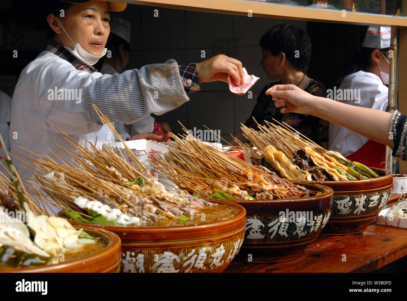 Sichuan locale sul cibo Jinli Street, Chengdu. Strano, bizzarro e bizzarro cibo. Pressione di stallo di Strada, cibo cinese, street food, Jinli Street, Sichuan, in Cina. Foto Stock