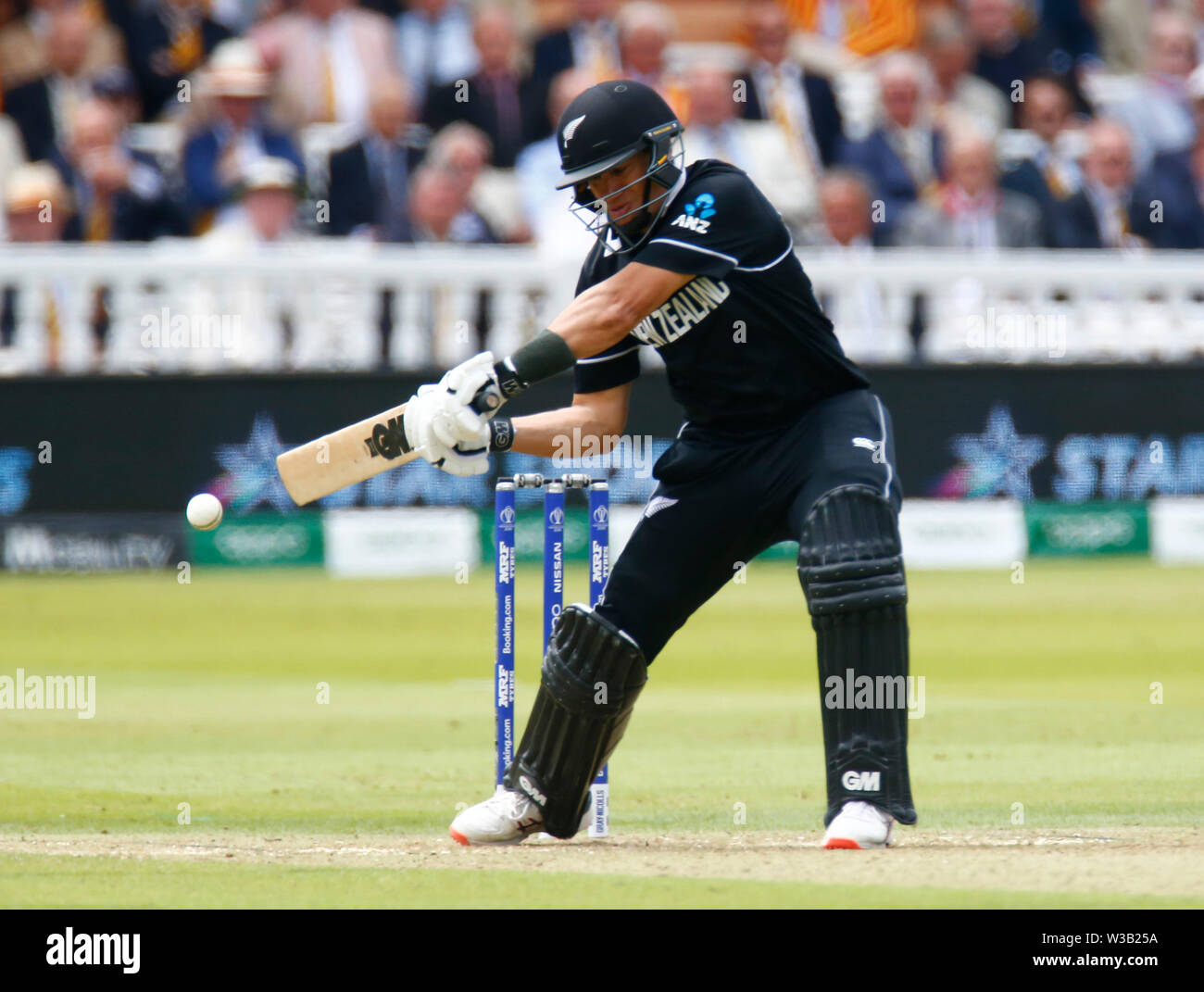 Londra, Regno Unito. 14 Luglio, 2019. Londra, Inghilterra. 14 LUGLIO: Ross Taylor di nuovo lettore Zealandsecond dopo Stephen Fleming (1075) al cliente ICC maschile di Coppa del Mondo di cricket corre per la Nuova Zelanda durante ICC Cricket World Cup finale tra Inghilterra e Nuova Zelanda al Lord's Cricket Ground sulla luglio 14, 2019 a Londra, Inghilterra. Credit: Azione Foto Sport/Alamy Live News Foto Stock