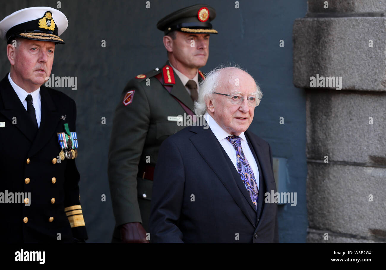 Presidente Michael D Higgins arriva per la Giornata nazionale di commemorazione cerimonia, tenutasi ad onorare tutti irlandesi e Irishwomen morto in passato guerre o sul servizio con le Nazioni Unite, a Collins Barracks a Dublino. Foto Stock