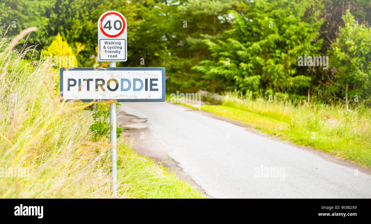 Villaggio Pitroddie segno sulla strada di campagna in Scozia centrale. 40 miglia segnale di limite di velocità Foto Stock