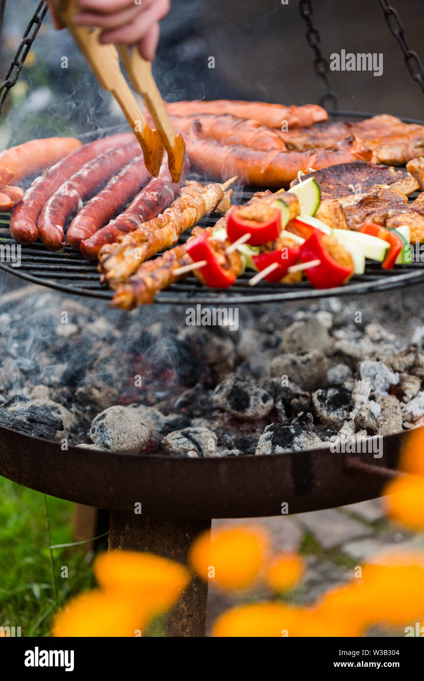 La cottura all'aperto su un altalena grill barbeque, Foto Stock