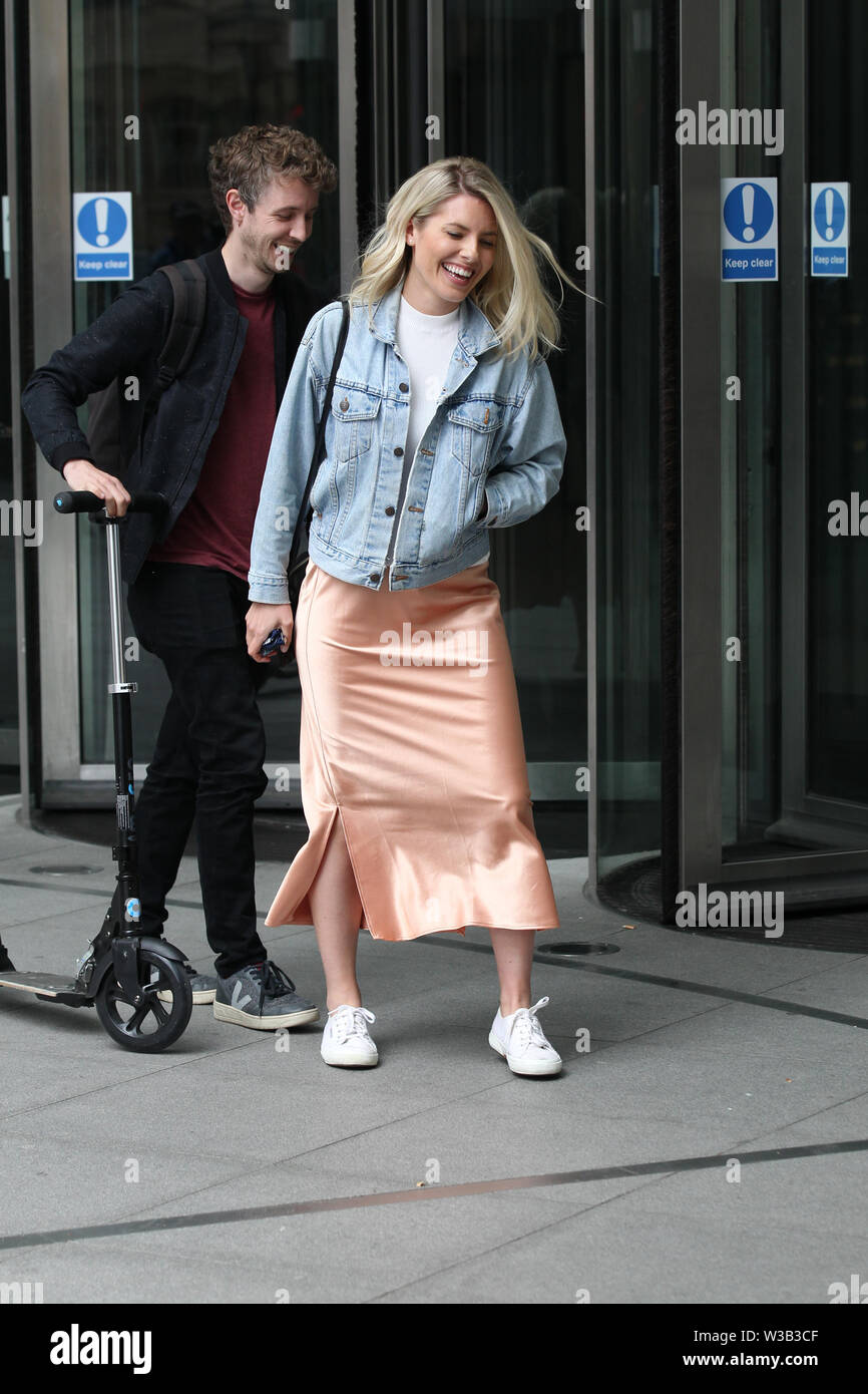 Mollie King cantautore visto negli studi della BBC a Londra Foto Stock