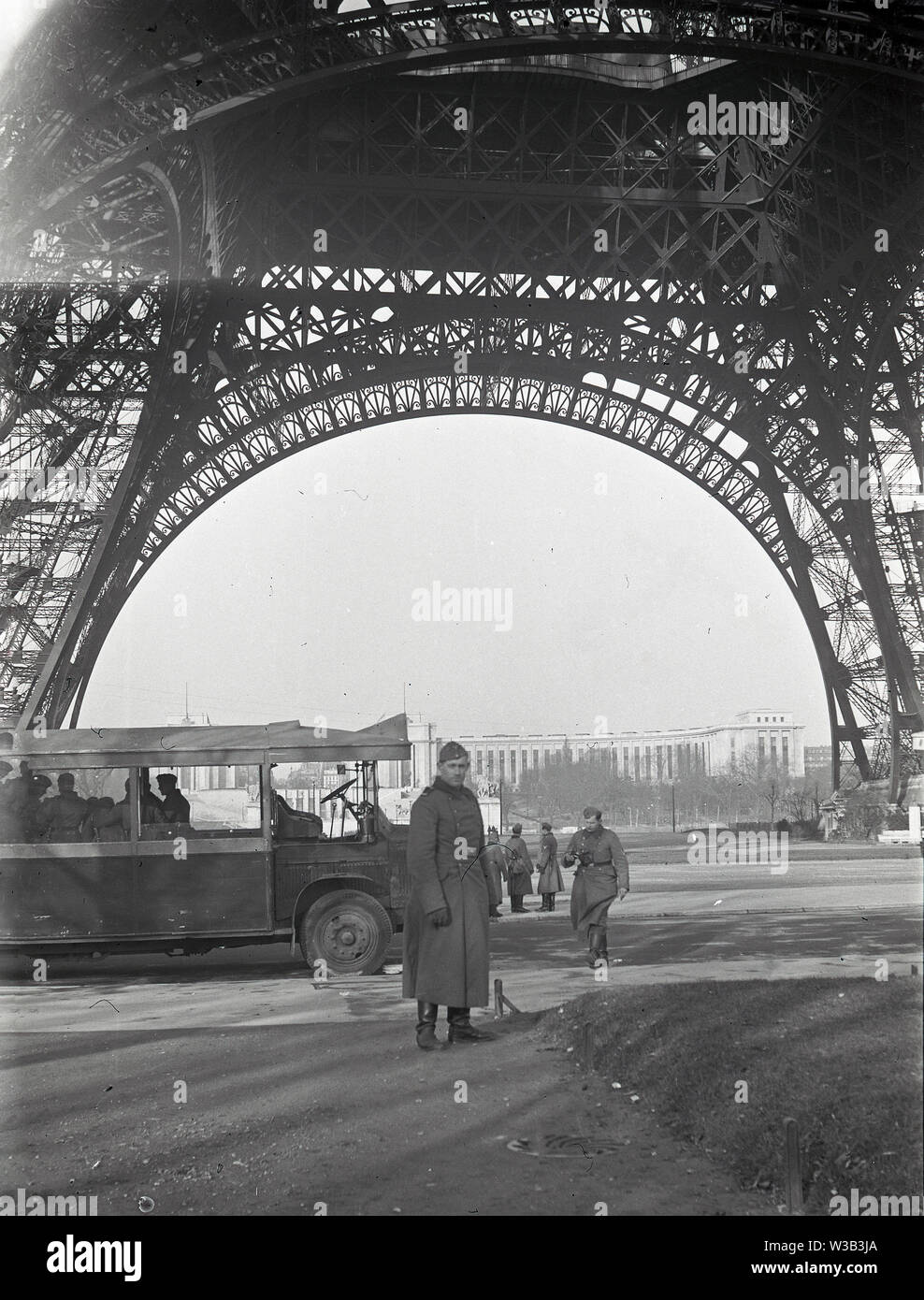 2. Weltkrieg Wehrmacht Europa - Einmarsch und Besetzung Frankreich - Parigi Triumphbogen / seconda Worldwar esercito tedesco - invasione e occupazione - Francia - Parigi Torre Eiffel - invasione et occupazione par la Wehrmacht - Francia - Parigi La Tour Eiffel Foto Stock