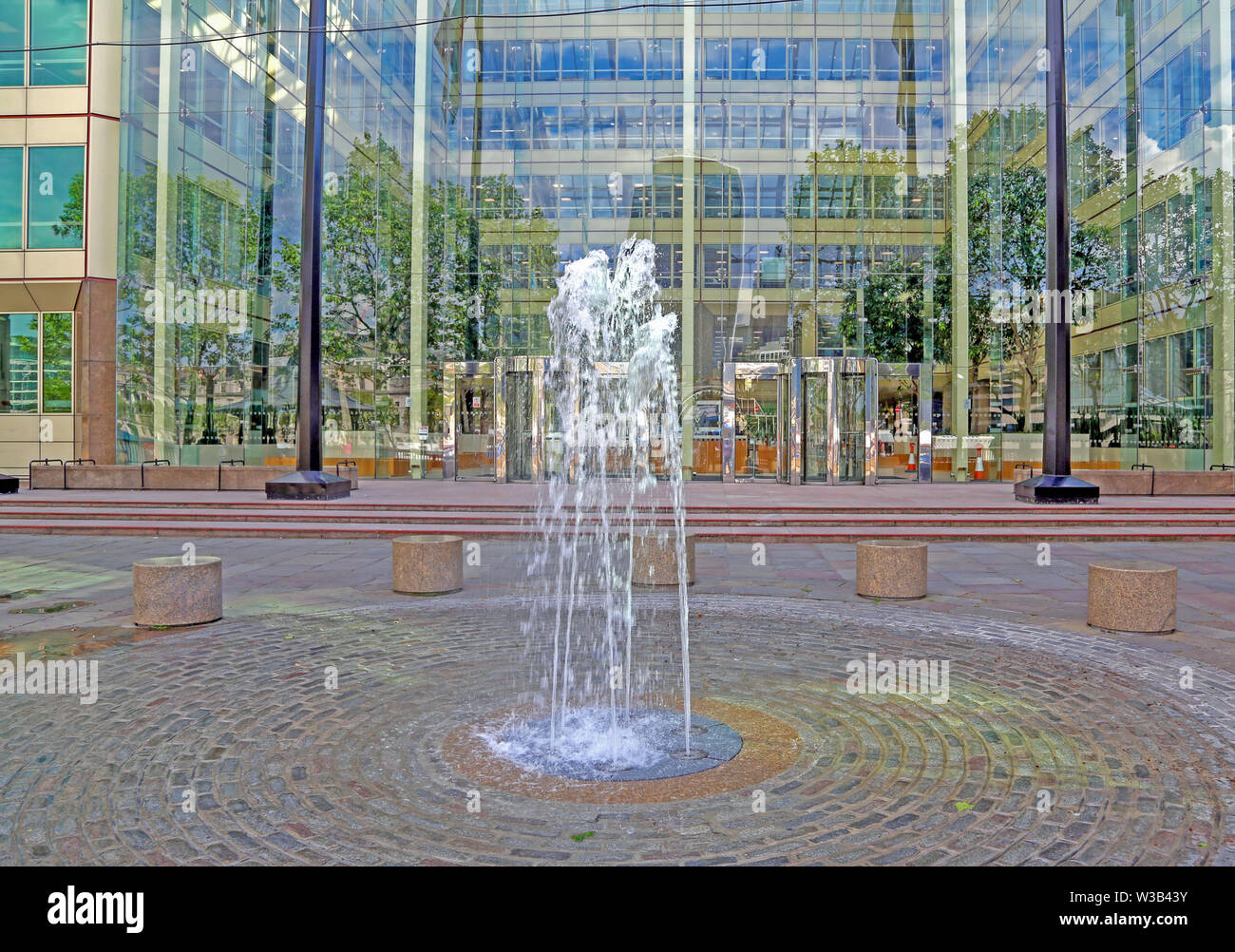 Londra, Gran Bretagna - 23 Maggio 2016: fontana in moderno complesso architettonico e di riflessioni in pareti di vetro Foto Stock
