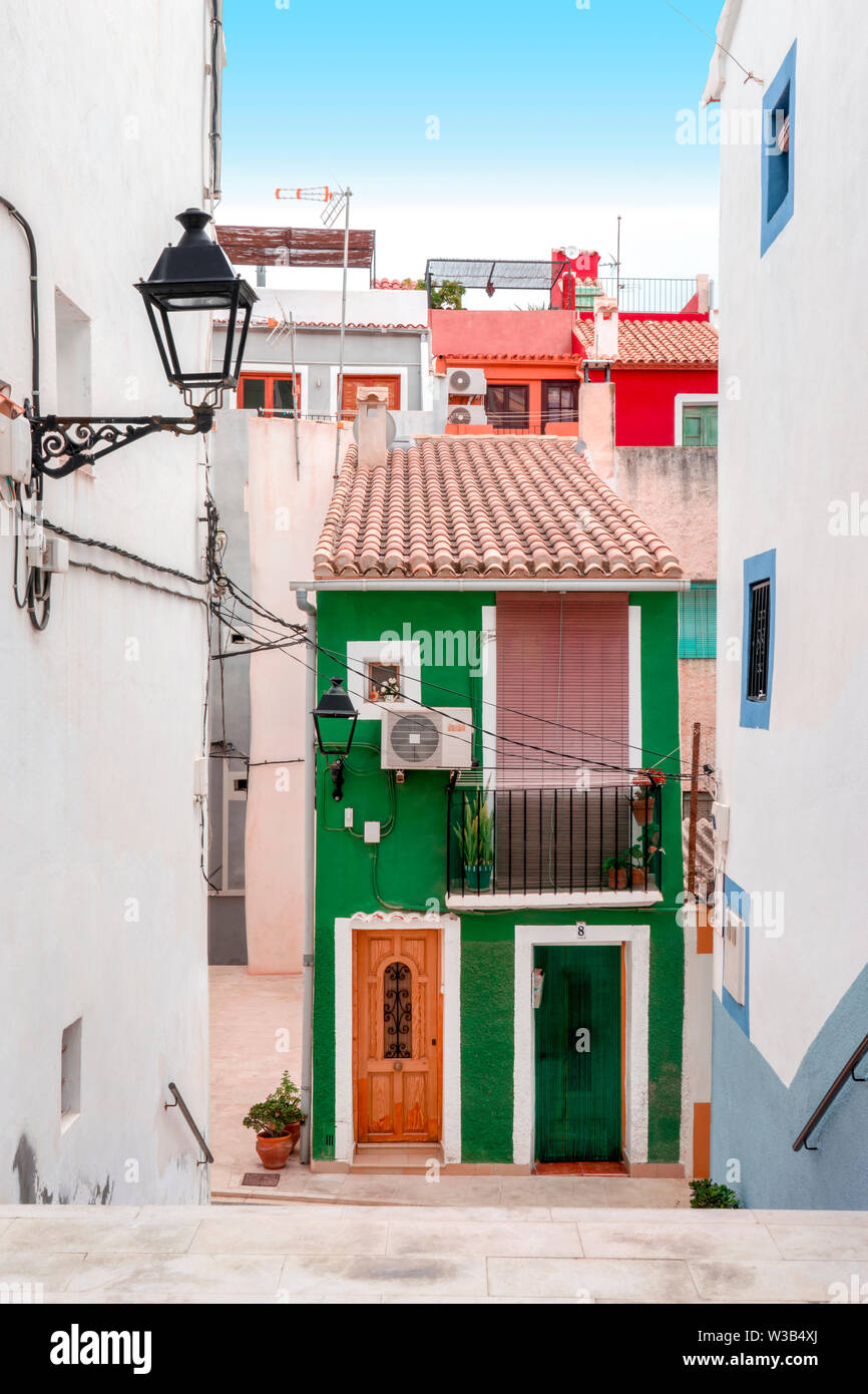 Luminose colorate case - villette a schiera sulla costa mediterranea. Villajoyosa, Costa Blanca, provincia di Alicante, Comunità Valenciana, Spagna Foto Stock