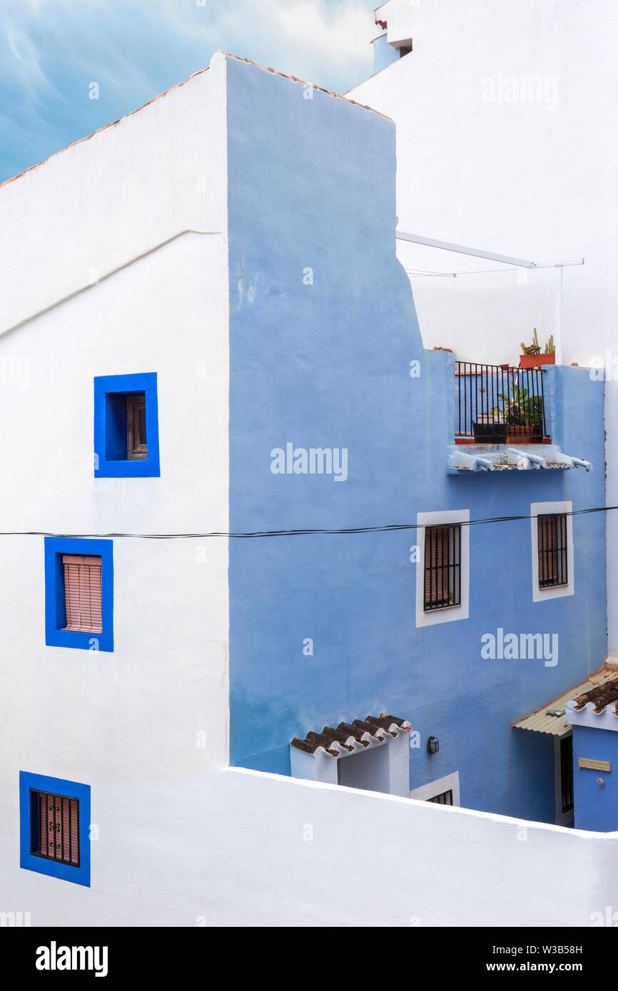 Piccola casa blu con piccole finestre e patio, Villajoyosa, Costa Blanca, provincia di Alicante, Comunità Valenciana, Spagna, Apr.2019 Foto Stock
