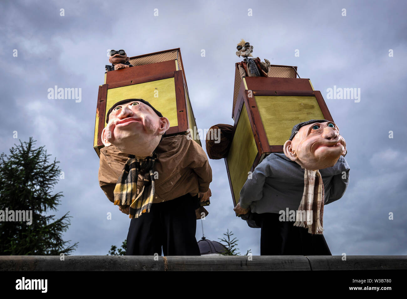 Meanderthals dalla rumorosa Oyster eseguire durante il Festival di Bradford, un coloratissimo festival multiculturale con internazionale di teatro di strada, la danza e la musica delle arti. Foto Stock