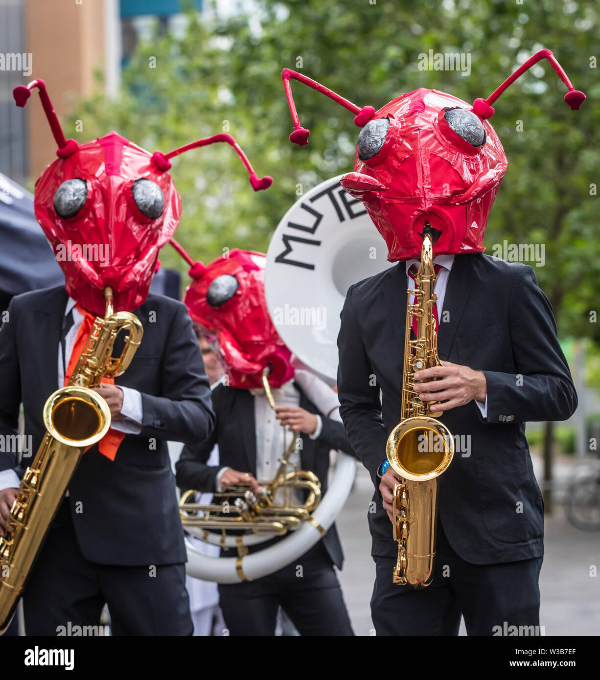 Mute Antz eseguire durante il Festival di Bradford, un coloratissimo festival multiculturale con internazionale di teatro di strada, la danza e la musica delle arti. Foto Stock
