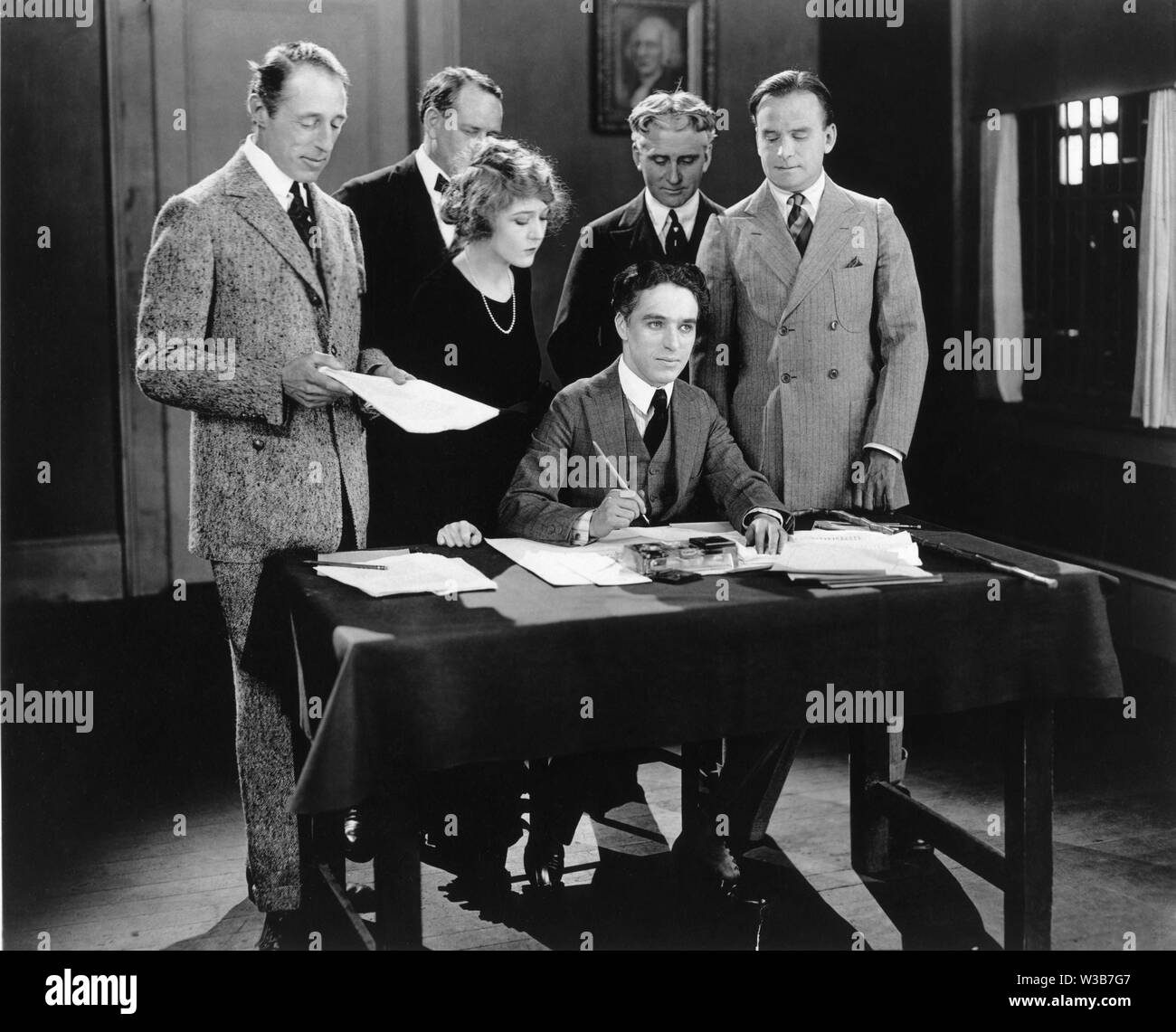D.W.Griffith Mary Pickford Charlie Chaplin e Douglas Fairbanks Sr fondatori della United Artists film company firmano il contratto 17 aprile 1919 Foto Stock