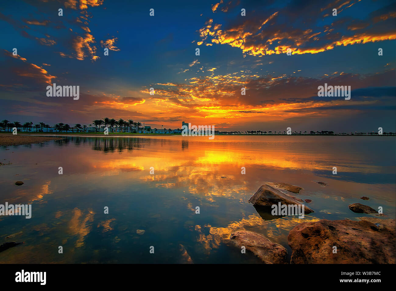 Il dramma di mattina sunrise vista lago Modon Dammam in Arabia Saudita Foto Stock