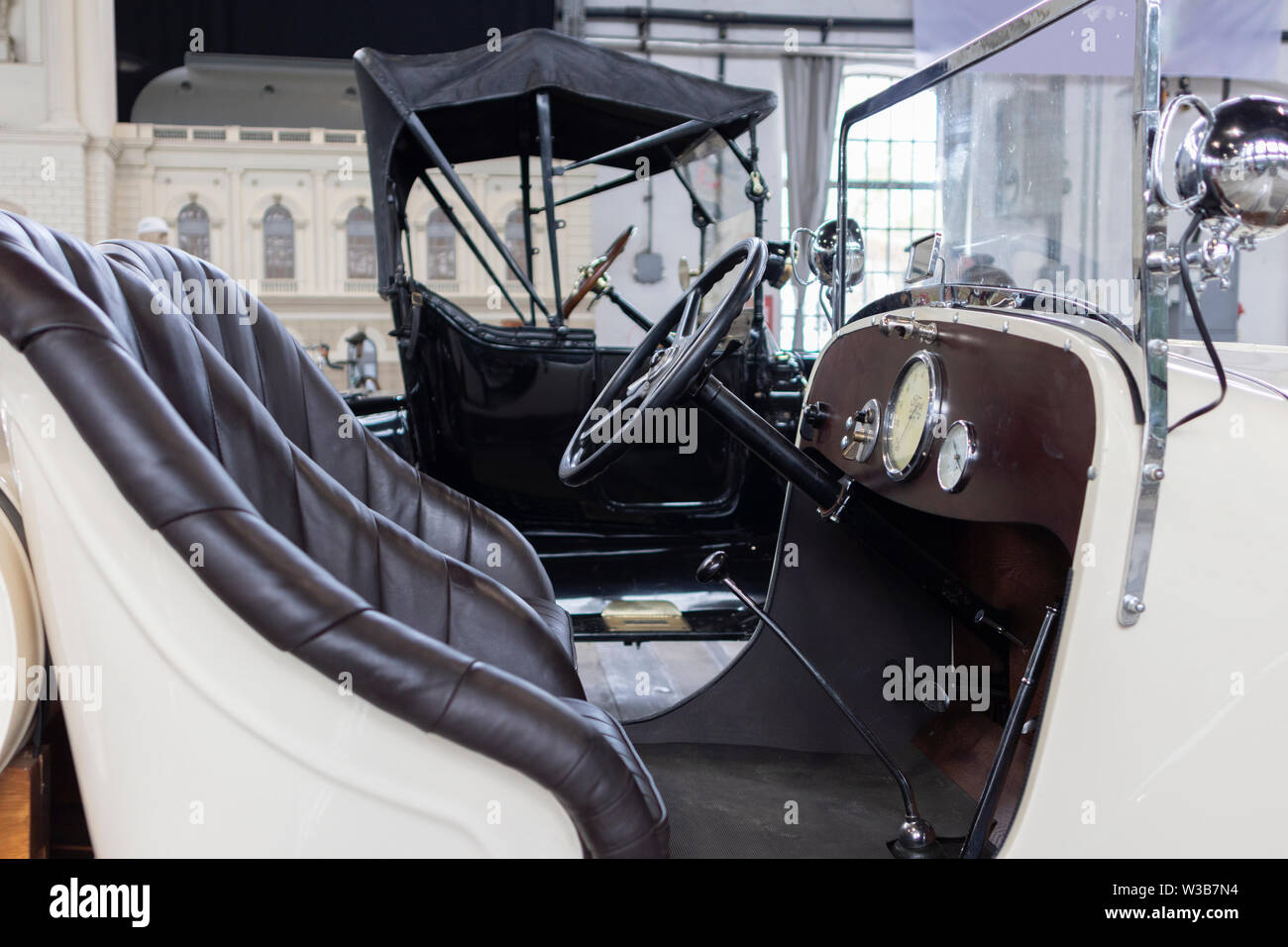 BUDAPEST, Ungheria - 05 Aprile 2019: cruscotto di un bianco 1930 Ford Modello T sul visualizzatore in corrispondenza di un motor show. Foto Stock