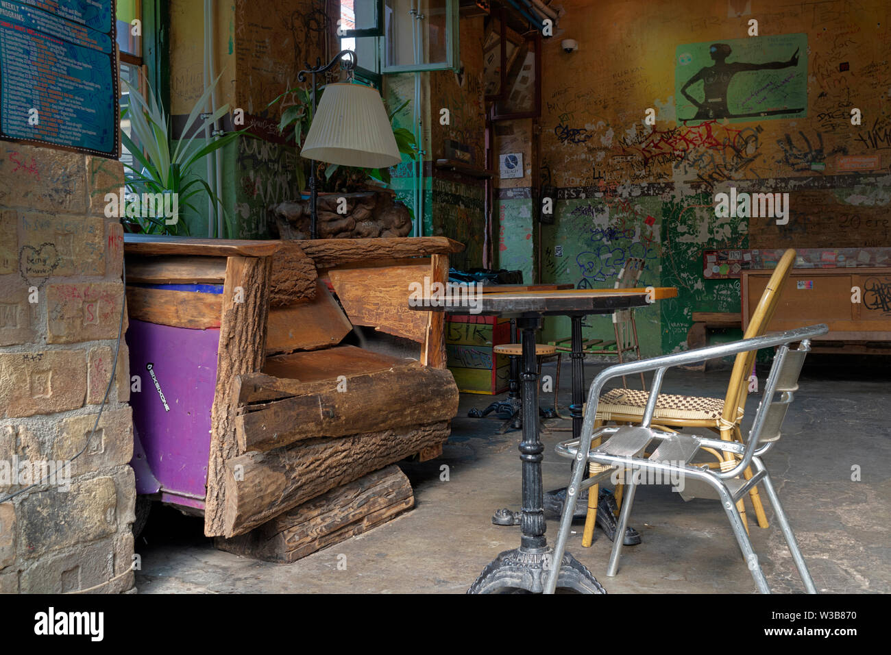 BUDAPEST, Ungheria - 09 Aprile 2019: Vintage sedie e tavolo in Szimpla kert rovina pub, una popolare destinazione turistica in Budapest. Foto Stock