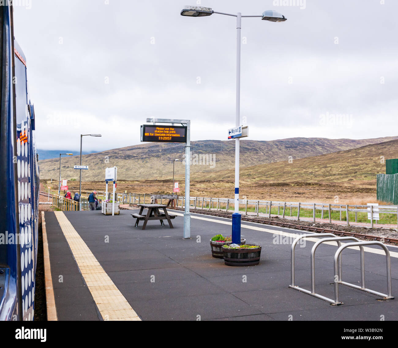 Rurale Corrour stazione ferroviaria piattaforma con treno ScotRail su West Highland linea ferroviaria, Highlands scozzesi, Scotland, Regno Unito Foto Stock