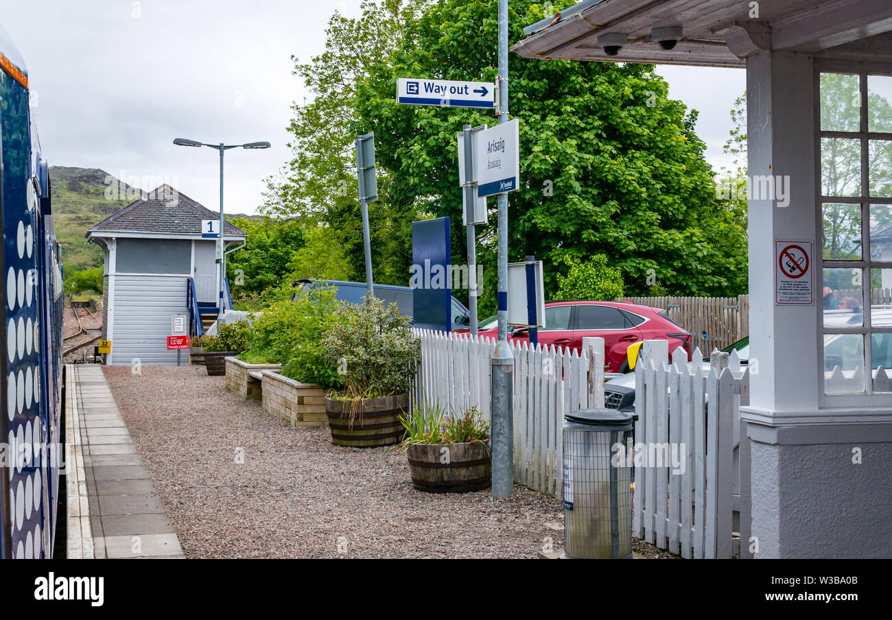 Rurale Arisiag stazione ferroviaria piattaforma con treno ScotRail su West Highland linea ferroviaria, Highlands scozzesi, Scotland, Regno Unito Foto Stock