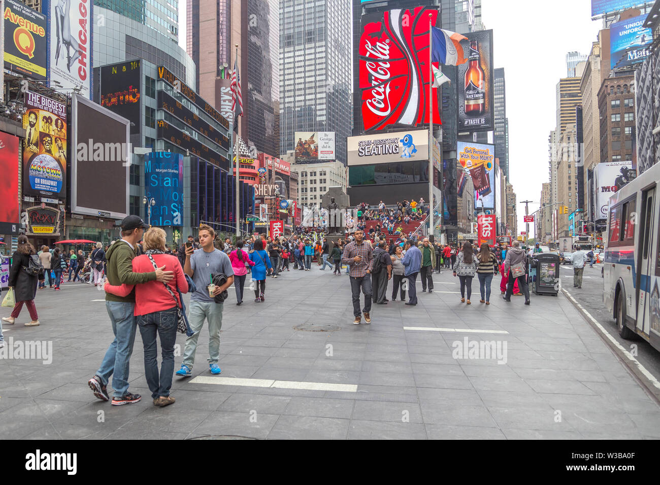 New York City, NY, Stati Uniti d'America - 16 Ottobre 2013: i turisti a piedi attorno a scattare foto e selfies nella zona di Times Square, Manhattan Foto Stock