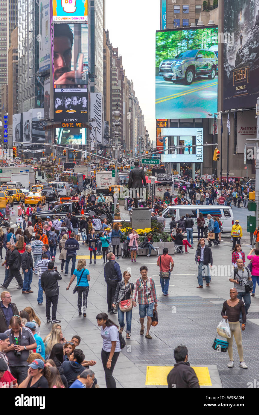 New York City, NY, Stati Uniti d'America - 16 Ottobre 2013: i turisti a piedi attorno a scattare foto e selfies nella zona di Times Square, Manhattan Foto Stock