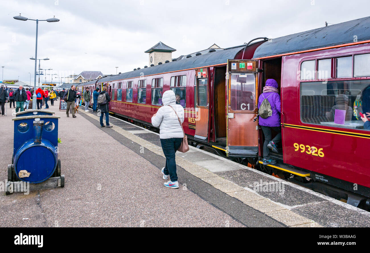 Mallaig stazione ferroviaria piattaforma con turisti imbarco costa Ovest treno turistico sul West Highland linea ferroviaria, Highlands scozzesi, Scotland, Regno Unito Foto Stock