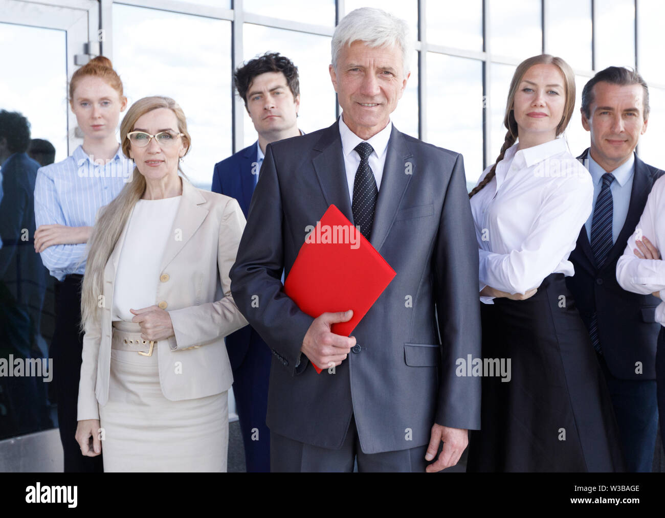 Ritratto di gruppo di società uccessful lavoratori in ufficio Foto Stock