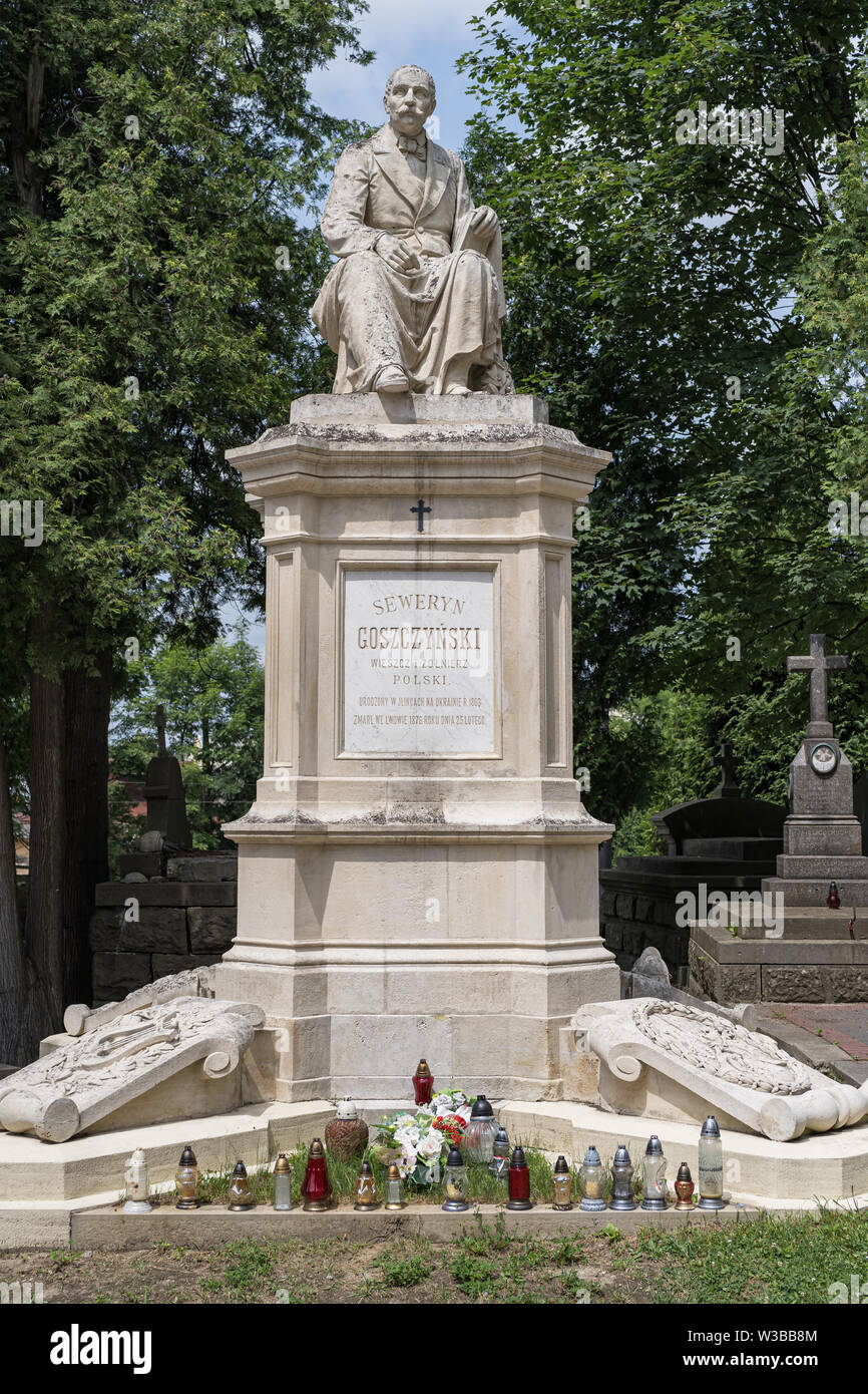 Lviv, Ucraina - Luglio 2, 2019: tomba ornata di Seweryn Goszczynski, polacco prosa romantica lo scrittore e poeta, sul cimitero Lychakiv di Lviv, Ucraina. Foto Stock