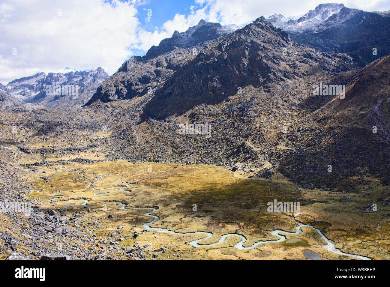 La bellissima serpeggiante Fiume Waraco sulla Cordillera Real traversa, Bolivia Foto Stock