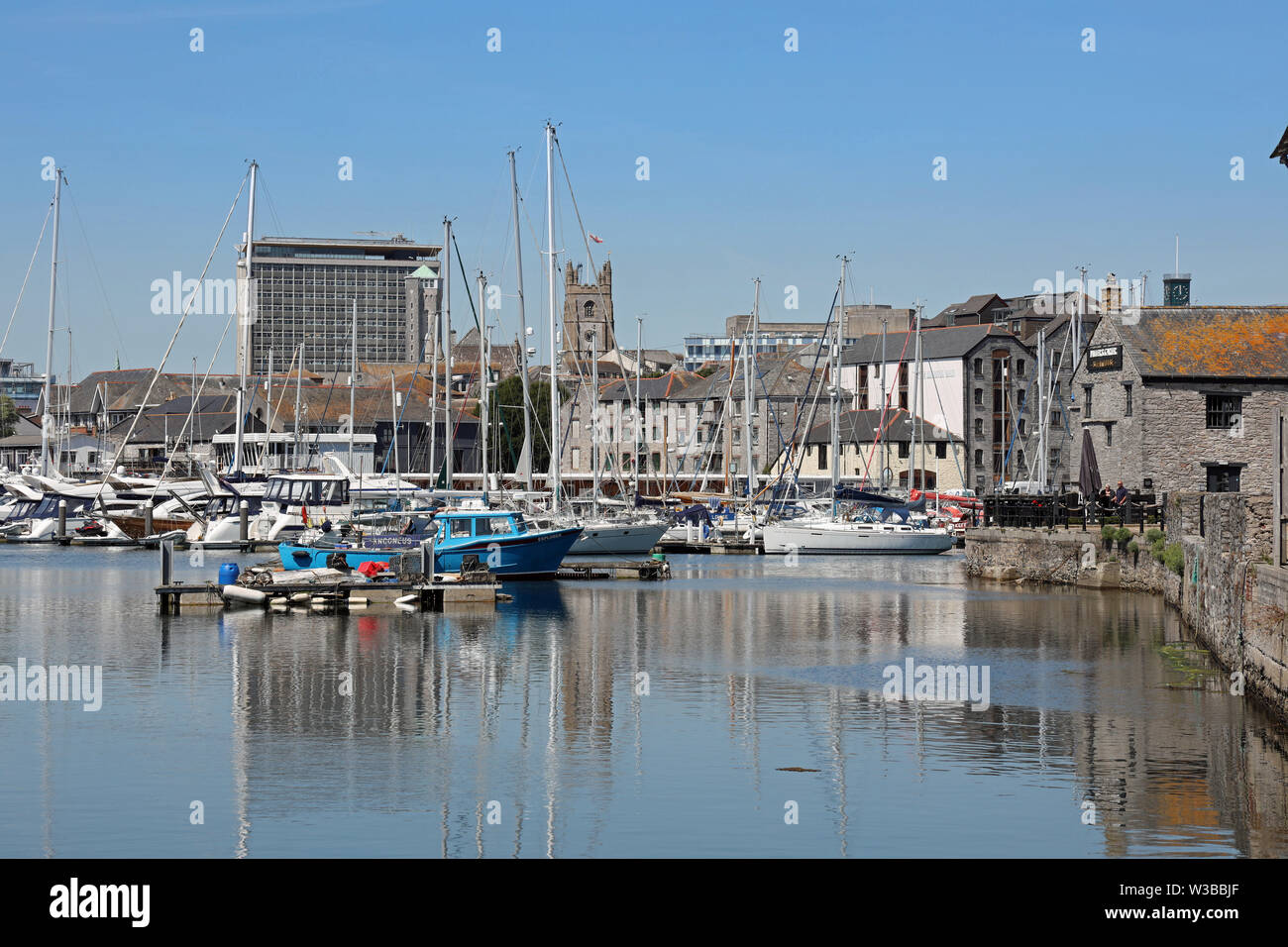 Plymouth Sutton Harbour, bacino interno, yacht a riposo in un rifugio sicuro. Foto Stock