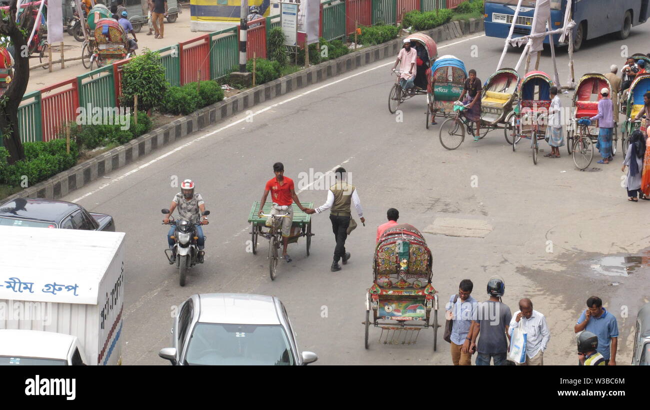 La corruzione di applicazione della legge sulla strada 14 luglio 2019 dhaka Bangladesh.Many driver di risciò devono pagare la tangente per attraversare il Golchatar-1 da Mirpur-10 r Foto Stock