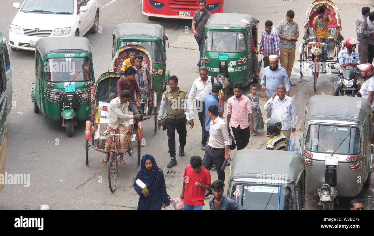 La corruzione di applicazione della legge sulla strada 14 luglio 2019 dhaka Bangladesh.Many driver di risciò devono pagare la tangente per attraversare il Golchatar-1 da Mirpur-10 r Foto Stock