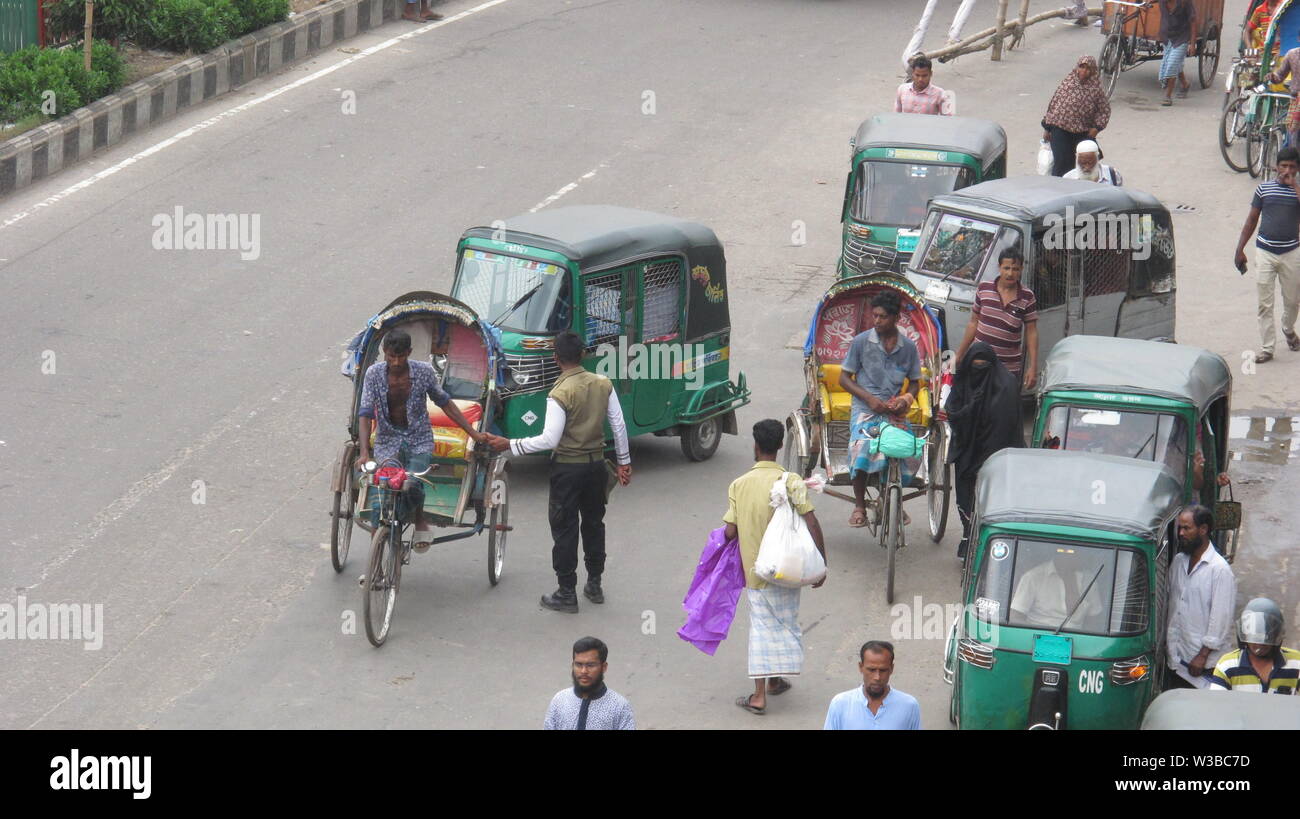 La corruzione di applicazione della legge sulla strada 14 luglio 2019 dhaka Bangladesh.Many driver di risciò devono pagare la tangente per attraversare il Golchatar-1 da Mirpur-10 r Foto Stock