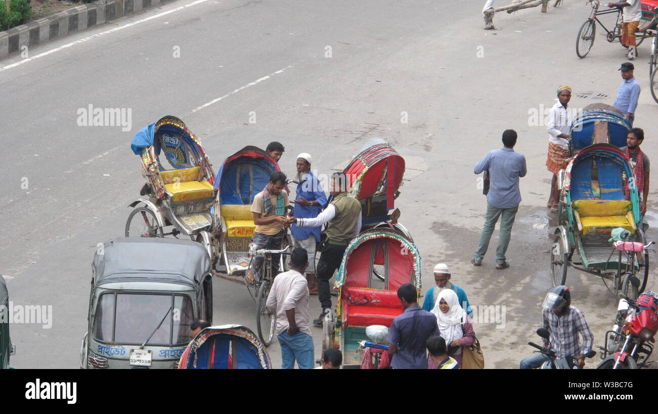 La corruzione di applicazione della legge sulla strada 14 luglio 2019 dhaka Bangladesh.Many driver di risciò devono pagare la tangente per attraversare il Golchatar-1 da Mirpur-10 r Foto Stock