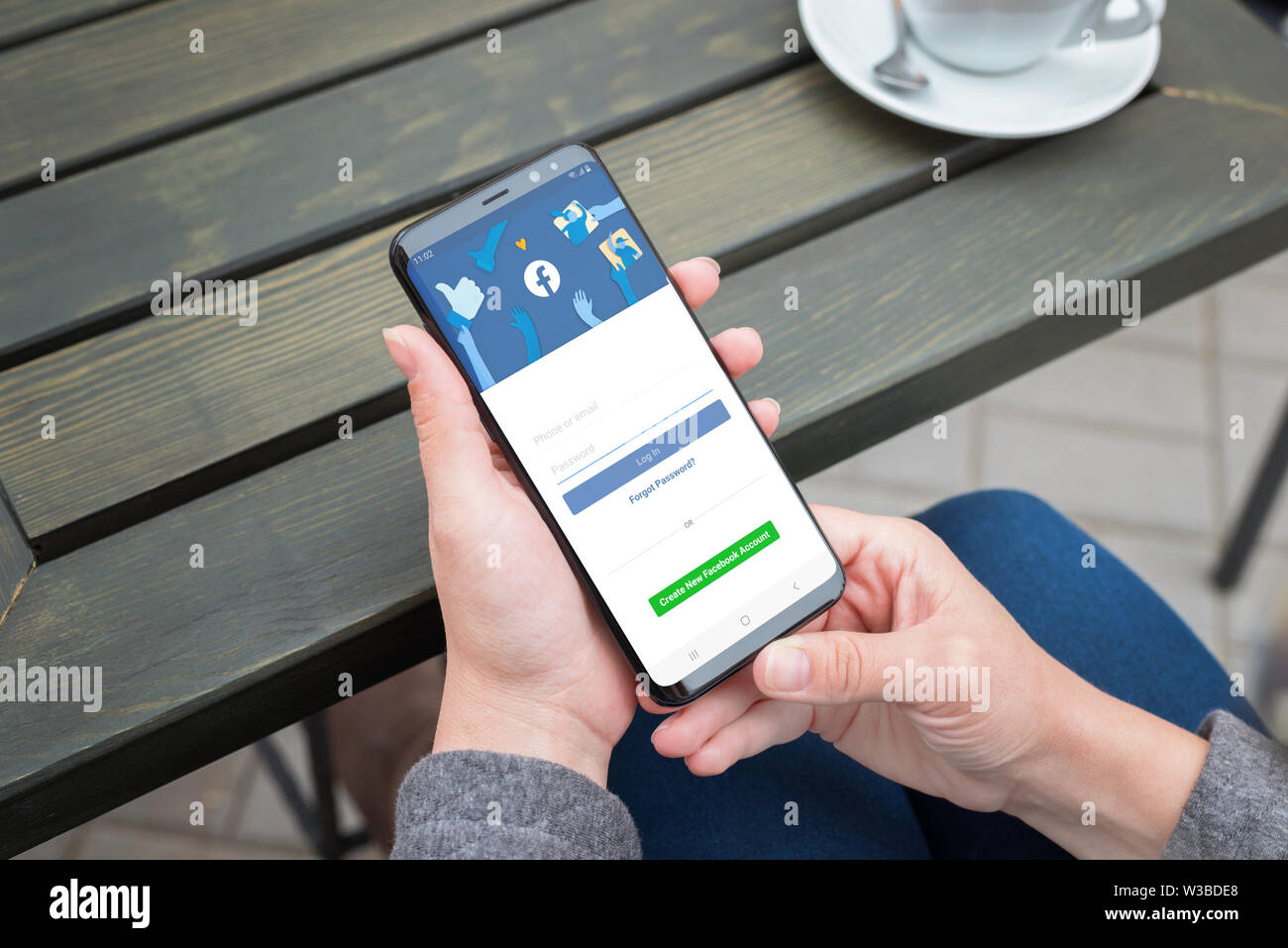 SARAJEVO, BOSNIA ERZEGOVINA - 14 luglio 2019: Donna utilizzare Samsung Galaxy smartphone al log in sul social network Facebook account. Il concetto di Foto Stock