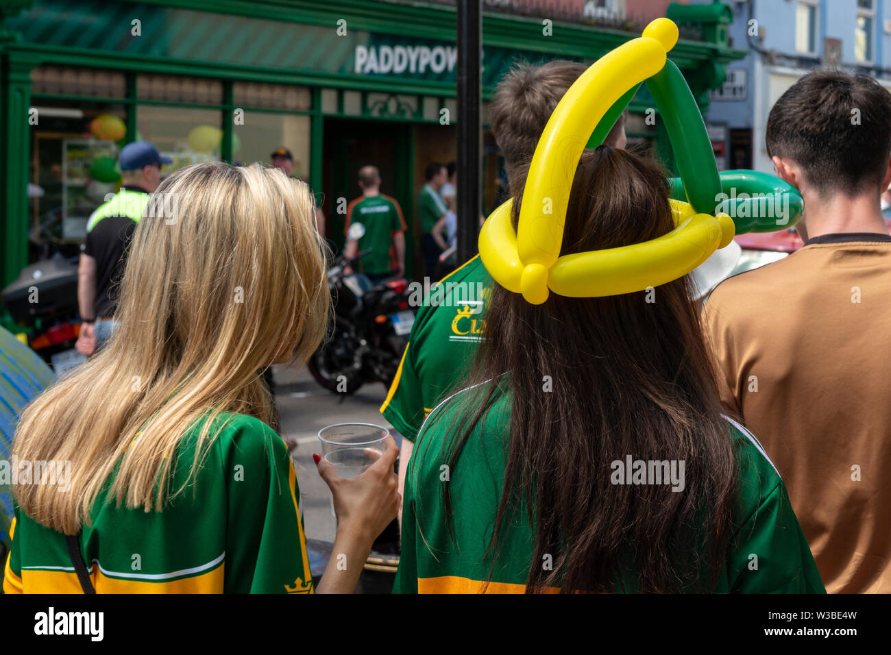 Tifosi di calcio Kerry Gaelic in maglie verdi e gialle in un giorno di incontro a Killarney, County Kerry, Irlanda Foto Stock