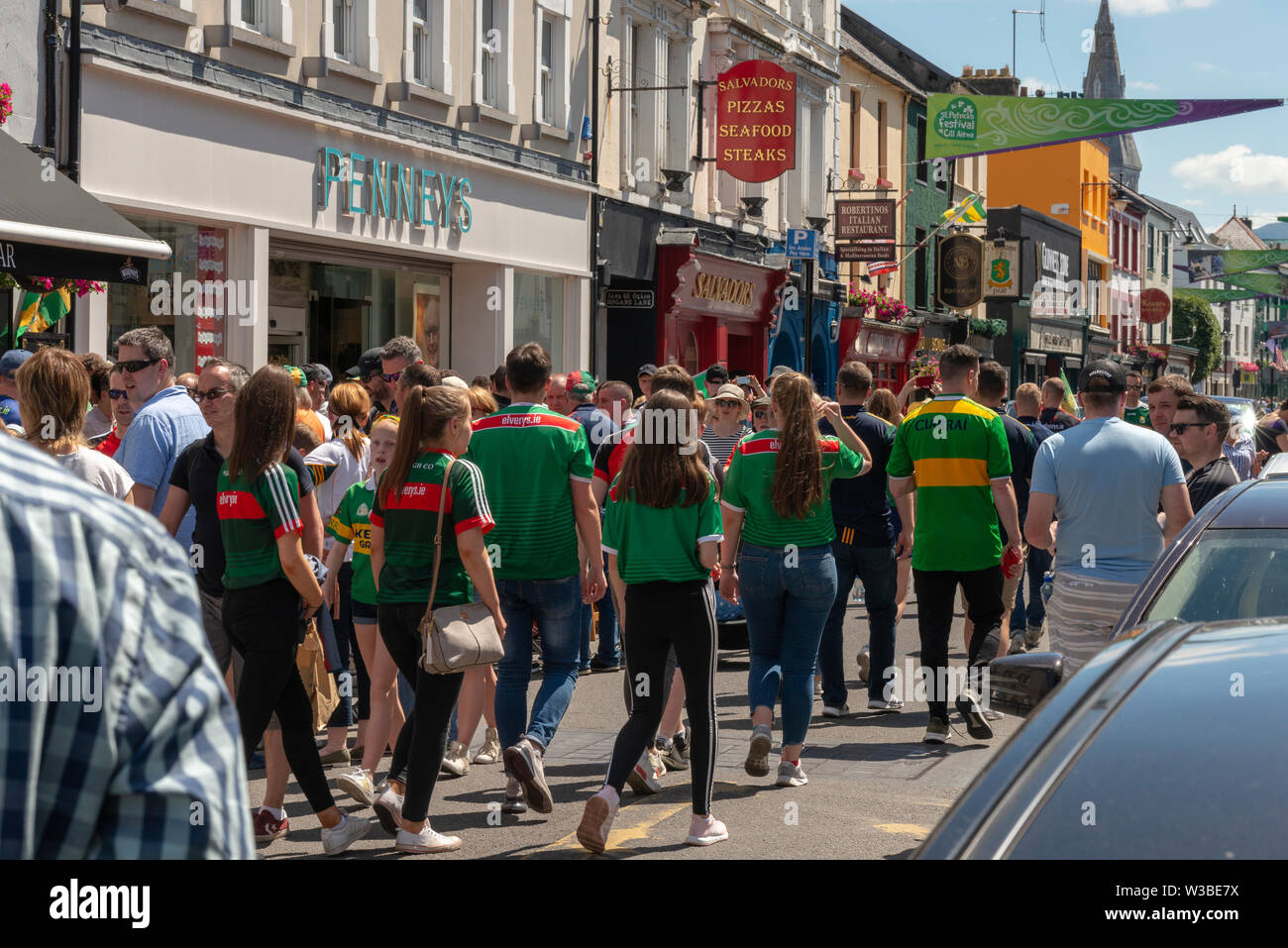 Giorno della partita a Killarney, Contea di Kerry, Irlanda. Tifosi gaelici tifosi della Killarney High Street prima della partita Mayo e Kerry nel luglio 2019. Foto Stock