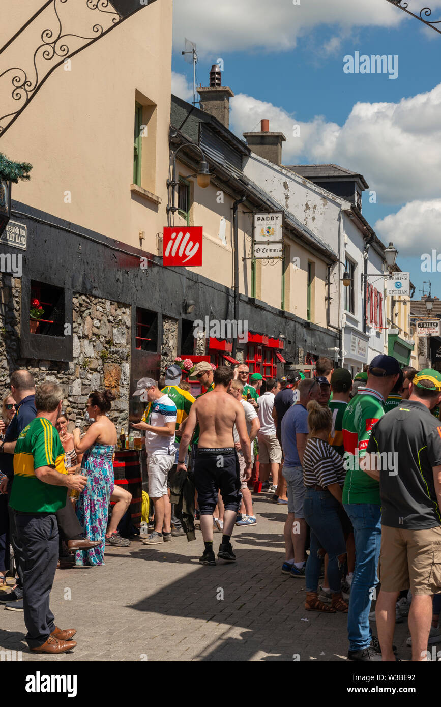 Giorno della partita tifosi irlandesi tifosi di calcio gaelico tifosi fuori dal bar in una partita a Killarney, Contea di Kerry, Irlanda Foto Stock