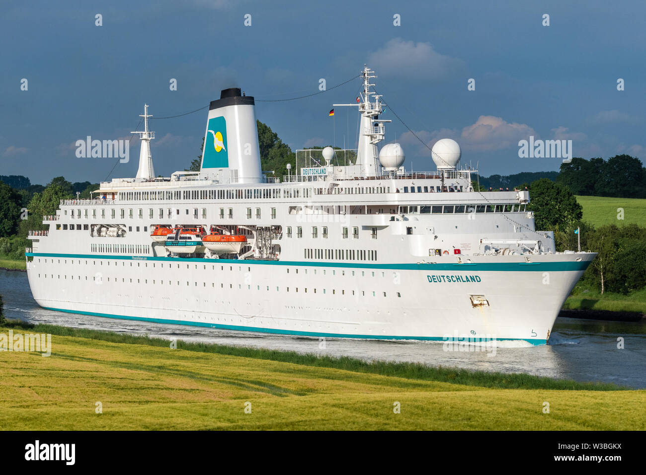 Cruiseship Deutschland la navigazione attraverso il canale di Kiel Foto Stock