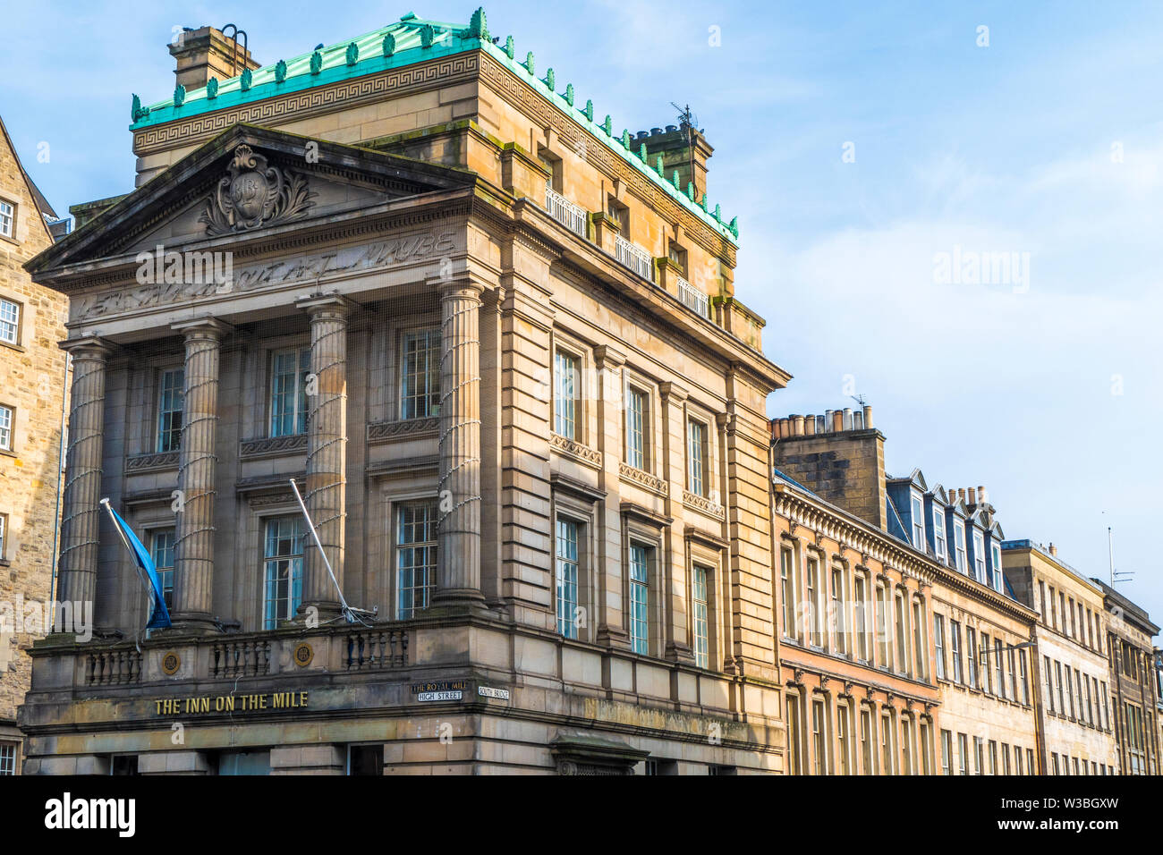 Periodo architettura di un edificio hotel - La Locanda sul miglio - sull'angolo di High Street e South Bridge, il Royal Mile di Edimburgo, Scozia. Foto Stock