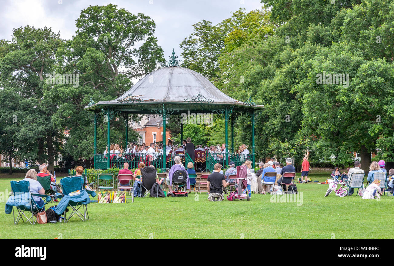 Northampton, Regno Unito. Il 14 luglio 2019. Nuvole di luce dando un warmish domenica pomeriggio per persone in Abington Park avente un picknic e godetevi la banda nel parco che è ogni domenica tra le 2 e le 5 pm, una diversa banda suona ogni settimana da aprile a settembre, la banda è oggi Corby Banda in acciaio. Credito: Keith J Smith./Alamy Live News. Foto Stock