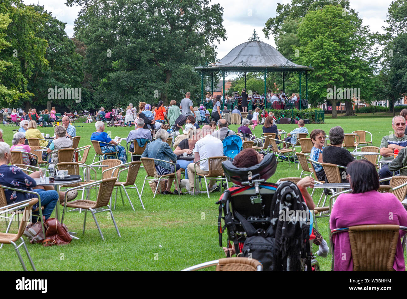 Northampton, Regno Unito. Il 14 luglio 2019. Nuvole di luce dando un warmish domenica pomeriggio per persone in Abington Park avente un picknic e godetevi la banda nel parco che è ogni domenica tra le 2 e le 5 pm, una diversa banda suona ogni settimana da aprile a settembre, la banda è oggi Corby Banda in acciaio. Credito: Keith J Smith./Alamy Live News. Foto Stock