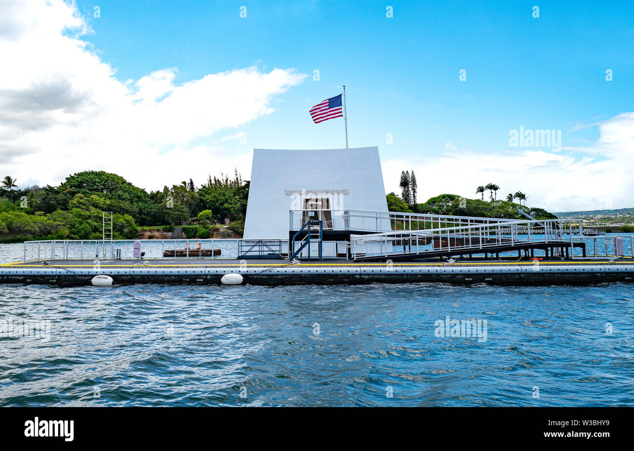 Honolulu, Awaii - 3 Maggio 2019: Pearl Harbor, l'USS Arizona Memorial visto dalla baia Foto Stock