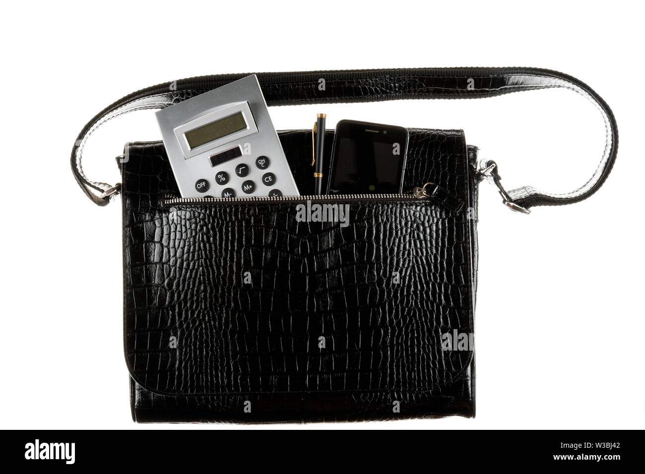 Calcolatrice, penna e bastoni di telefono al di fuori di un sacchetto di cuoio tasca. Su uno sfondo bianco. Portafoglio di business Foto Stock