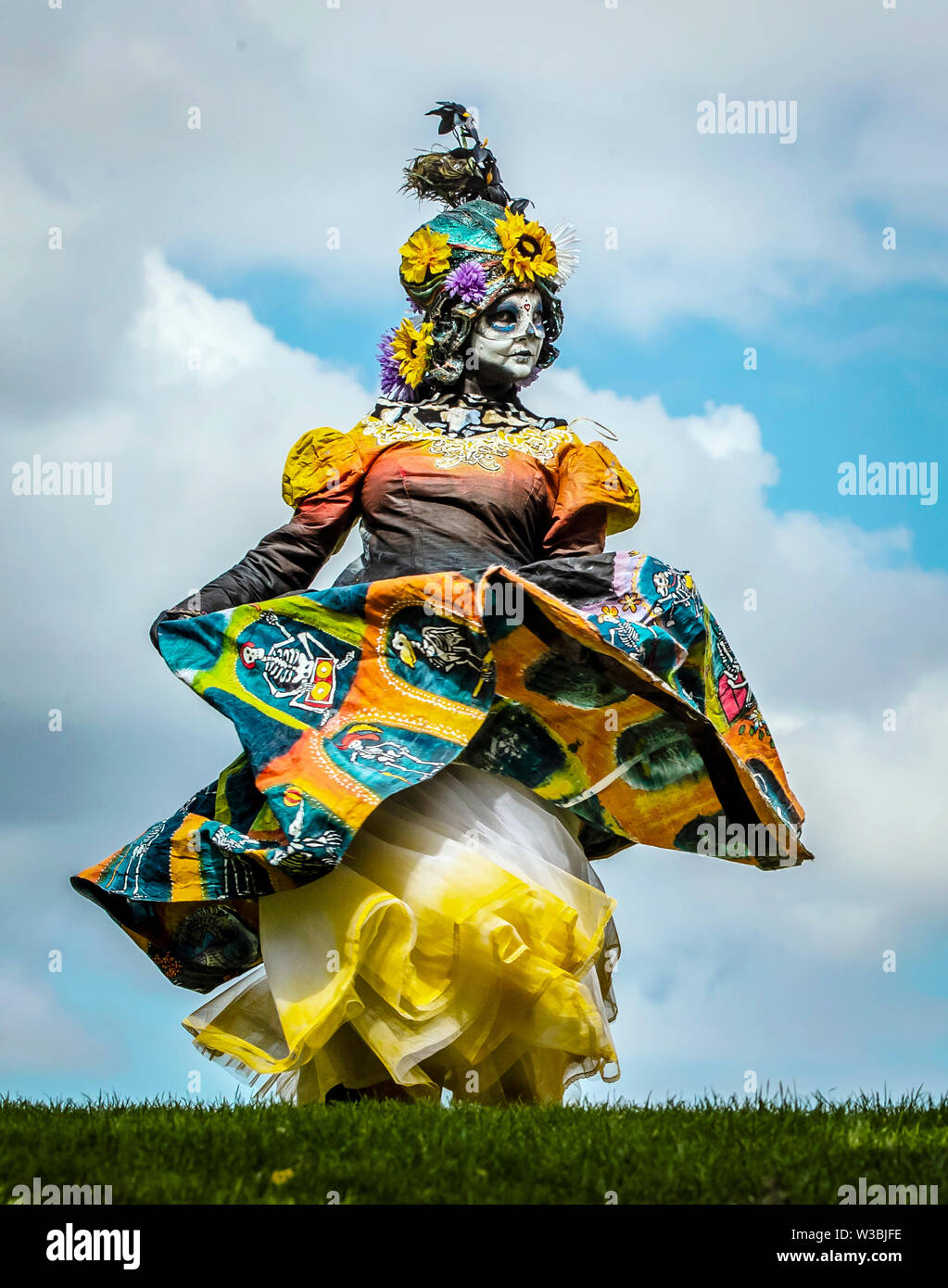 E SkElvis Grisella ain't dead da Giddy con salmone svolge durante il Festival di Bradford, un coloratissimo festival multiculturale con internazionale di teatro di strada, la danza e la musica delle arti. Foto Stock