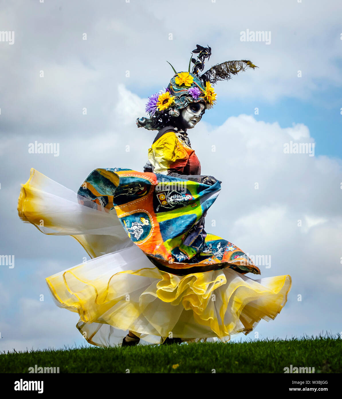 E SkElvis Grisella ain't dead da Giddy con salmone svolge durante il Festival di Bradford, un coloratissimo festival multiculturale con internazionale di teatro di strada, la danza e la musica delle arti. Foto Stock