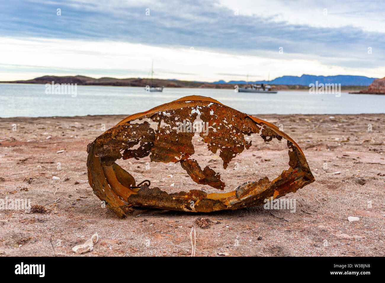 Erosi, distrutto canna lavato a terra Foto Stock