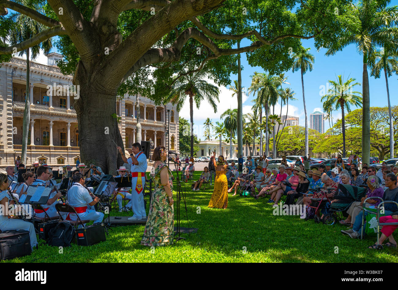Honolulu, Hawaii - Maggio 4, 2019: centro storico, un'orchestra con cantanti riproduce le canzoni tradizionali nel giardino del Royal Iolani Palace Foto Stock
