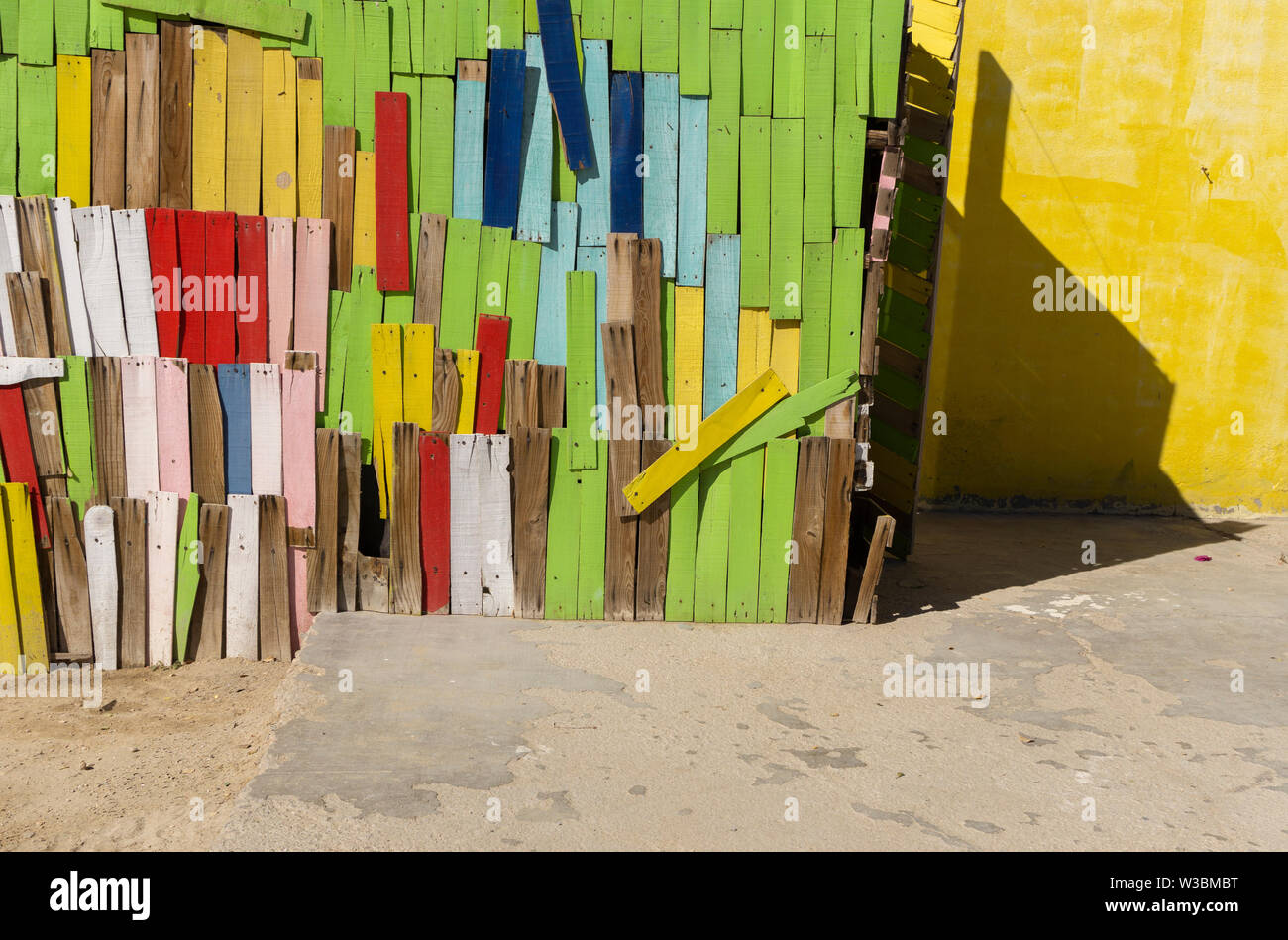 In prossimità di un muro fatto di colorati listello in legno Foto Stock