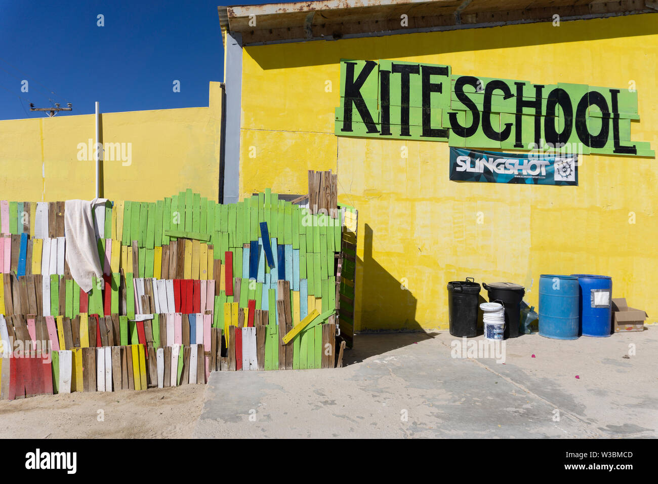 Scuola di kite segno su un muro fatto di colorati listello in legno Foto Stock