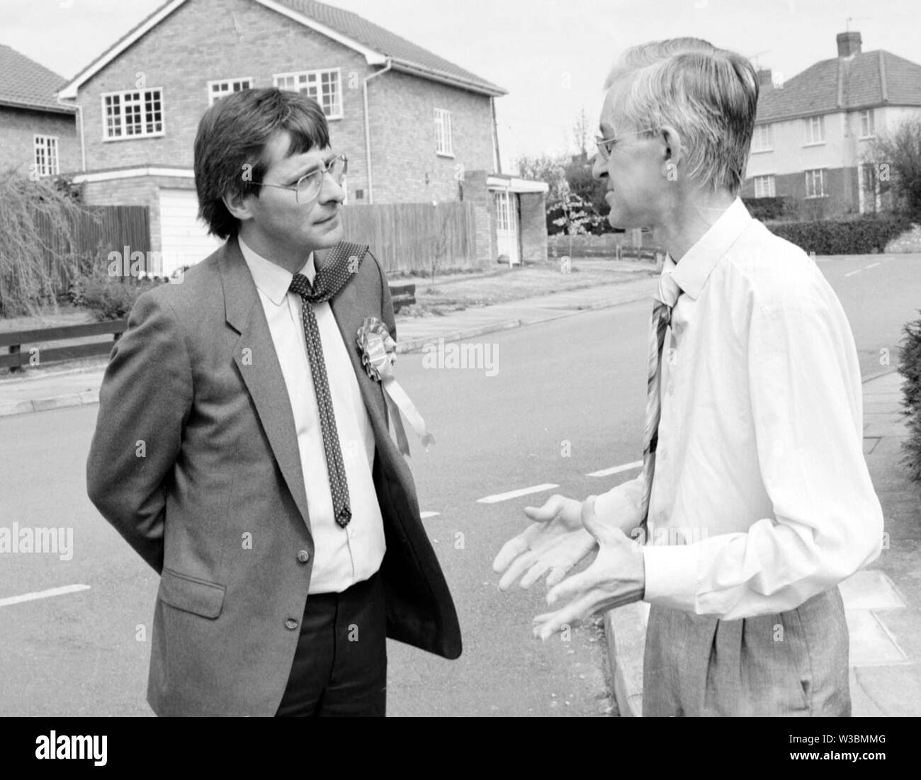 Asta Richards politico conservatore di campagna elettorale in Barry South Wales, durante il 1989 di elezione per la Vale of Glamorgan. Asta Richards è morto il 13 luglio 2019. Foto Stock