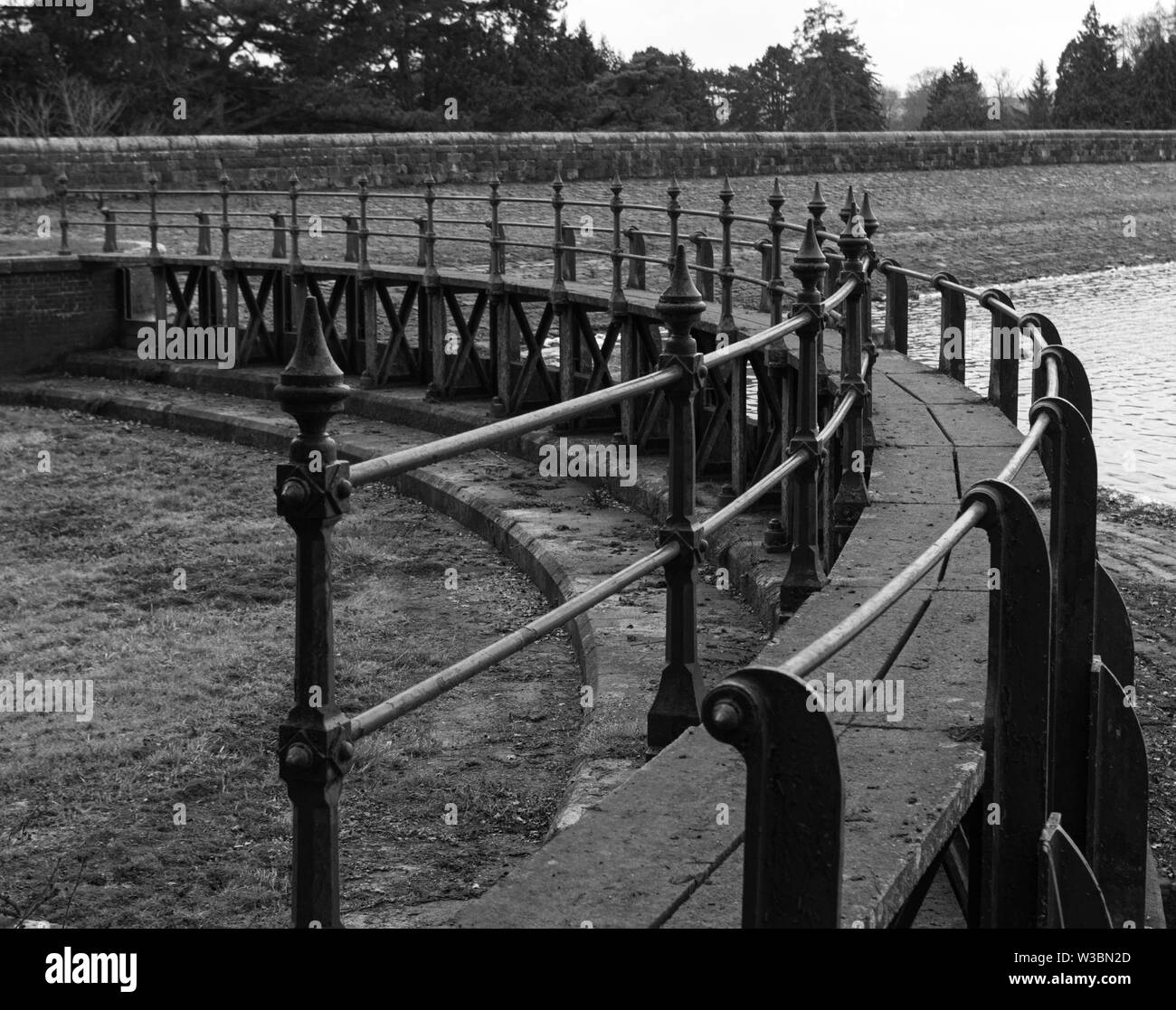 Victorian ghisa ponte sopra il serbatoio chiusa a Ravensthorpe, Northamptonshire, Regno Unito Foto Stock